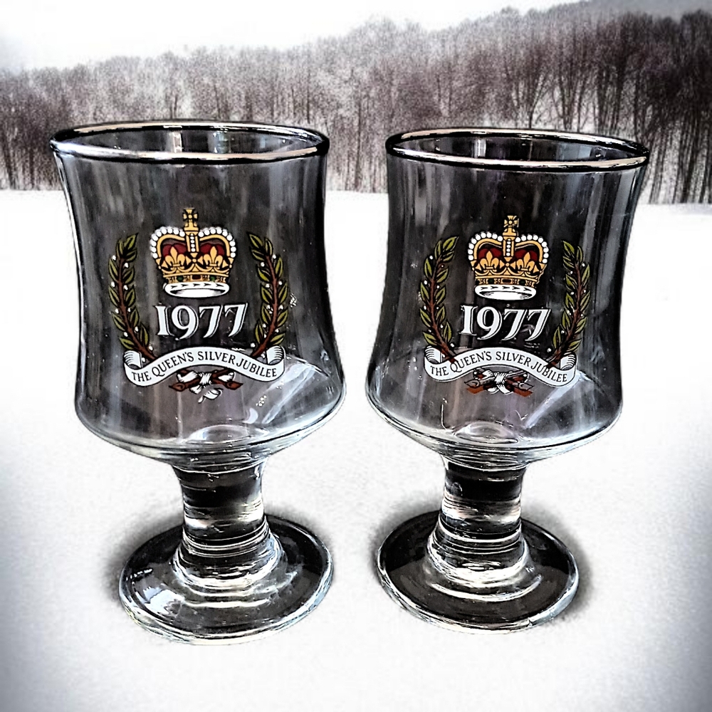 2 Queen Elizabeth II Silver Jubilee Coupe Glasses Wine‎ Cordial Souvenir Goblet - Picture 15 of 16